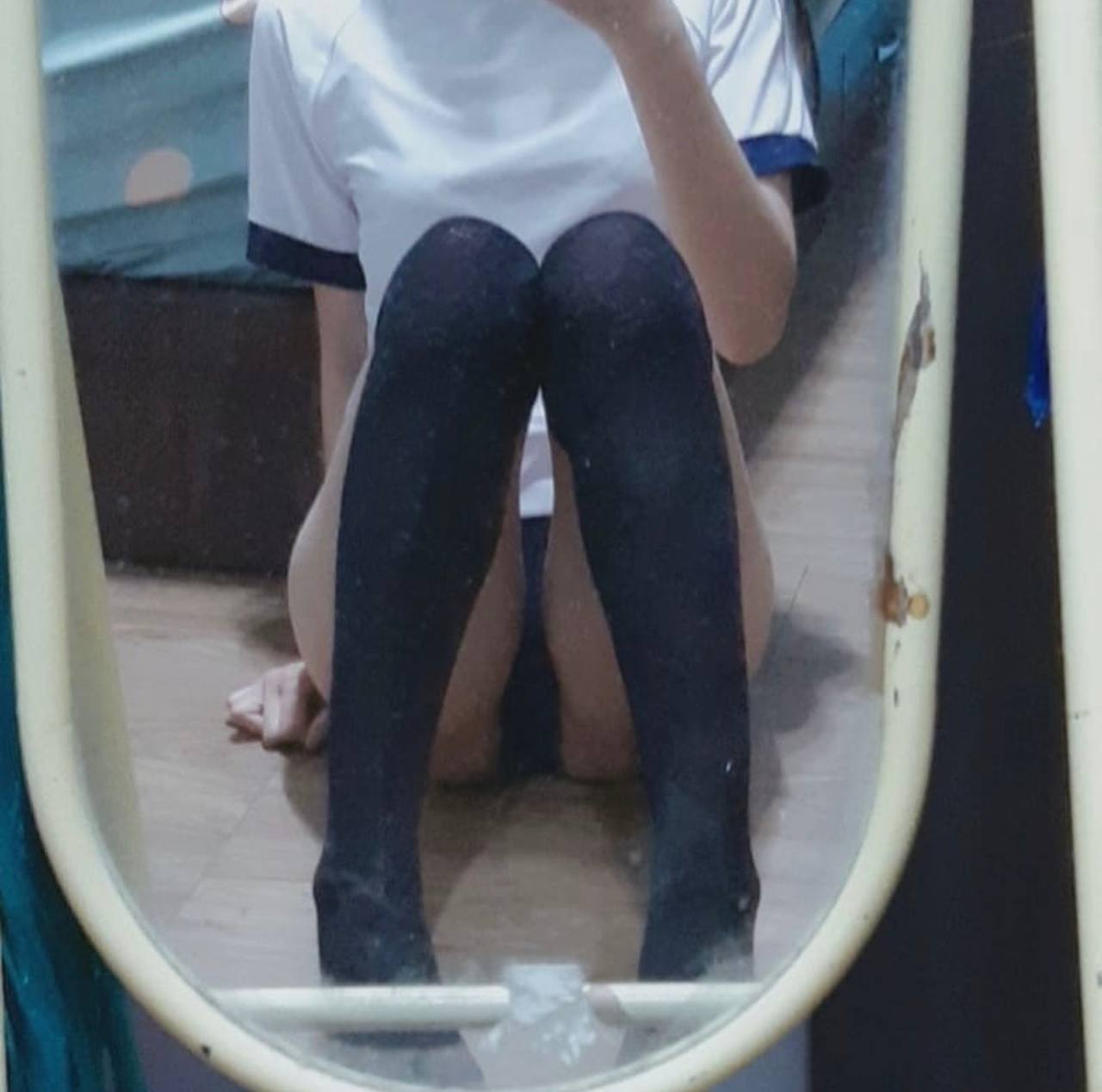 Bạn trai ra ngoài, cô gái bị nhân viên quán lén lút gạ địt