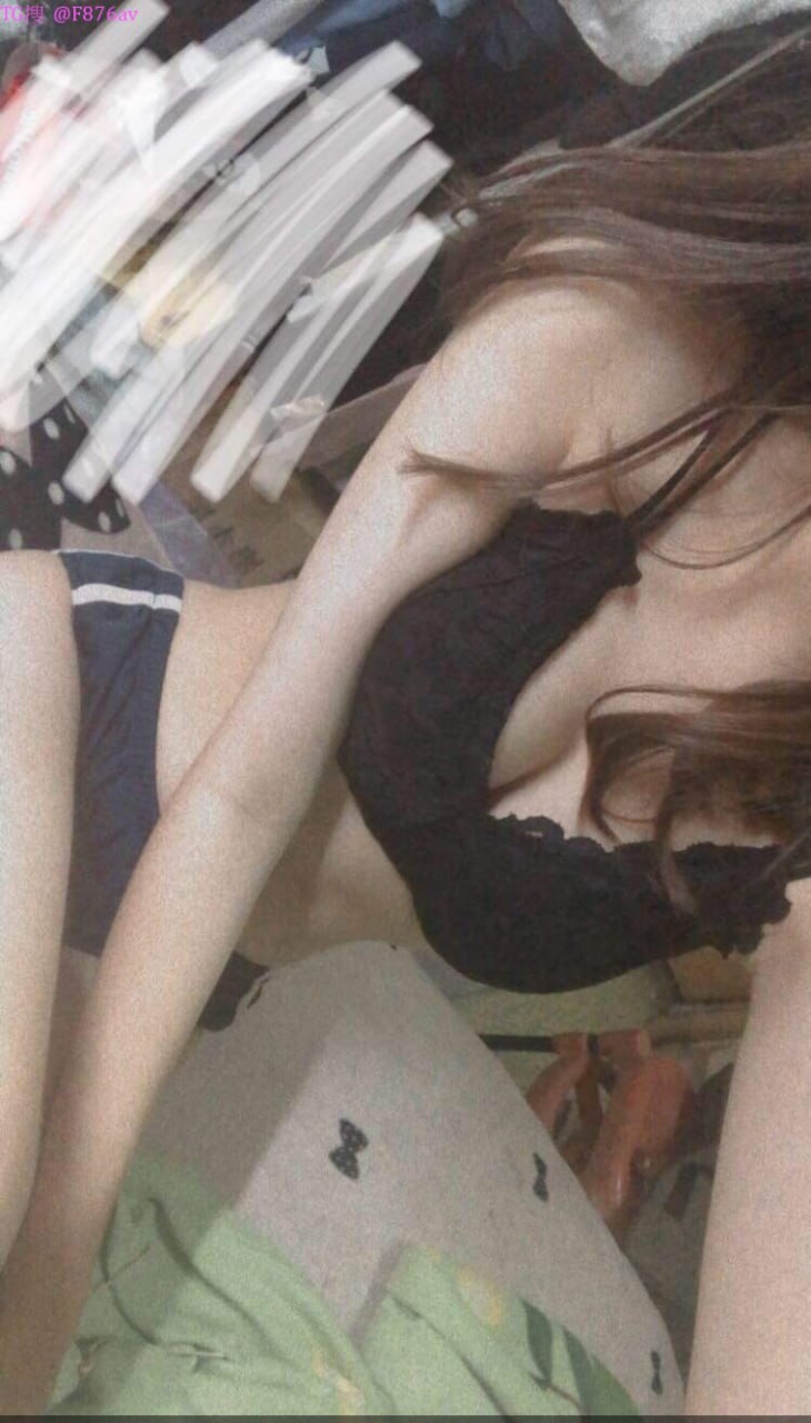 Cho thằng em trai bú liếm cái lồn hồng non tơ