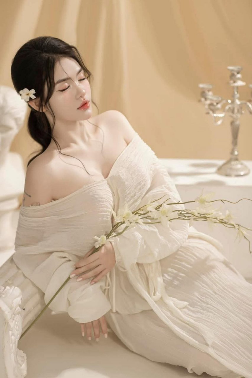 Lén nhìn cặp bưởi của con dâu mà buồi cương cứng